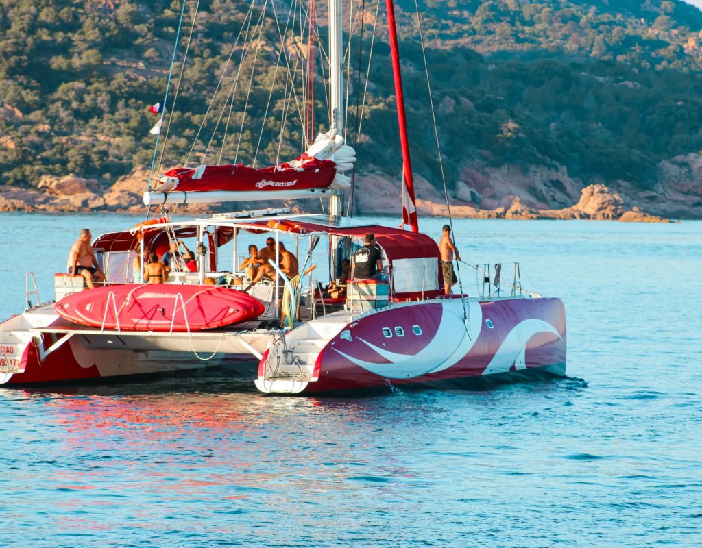 bateau sur l'eau au coucher du soleil